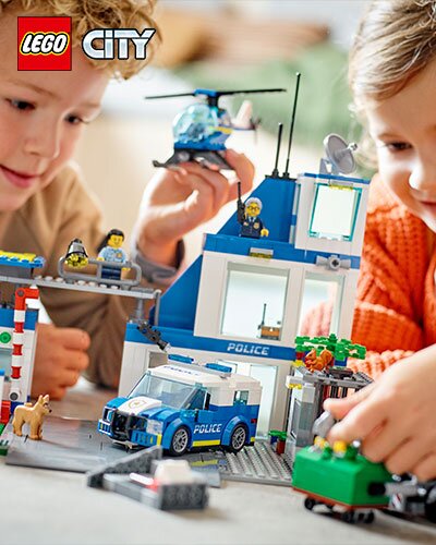 Kategoriebild  Lego City mit 2 Kindern die mit Lego spielen 