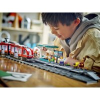 LEGO City 60423 Straßenbahn mit Haltestelle